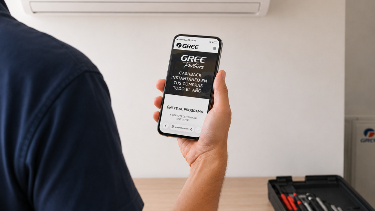 Instalador profesional consultando el programa GREE Partners desde un móvil.