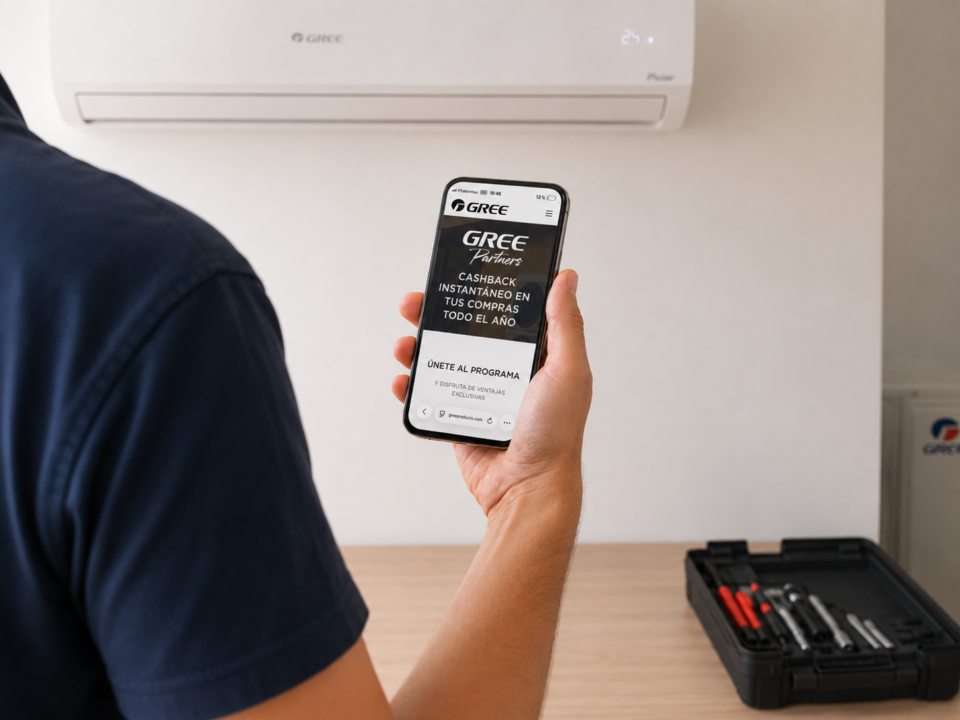 Instalador profesional consultando el programa GREE Partners desde un móvil.
