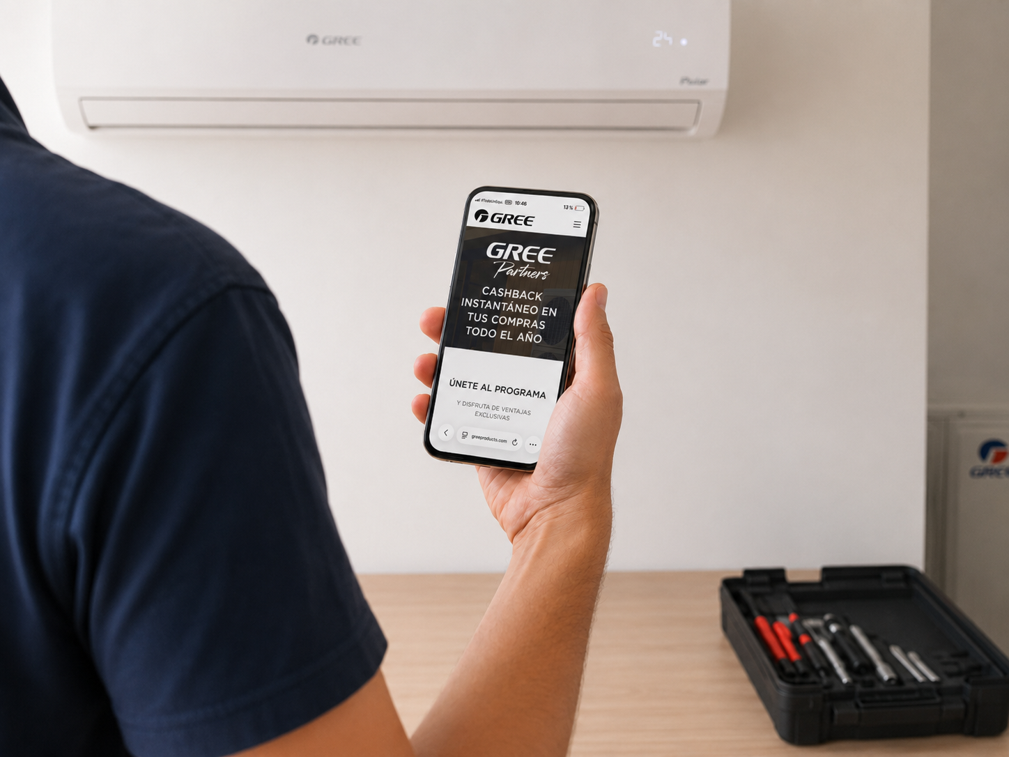 Instalador profesional consultando el programa GREE Partners desde un móvil.